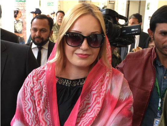 Terezu H. do drog zatáhla kamarádka, která si udělala dítě s boháčem: Nemohlo to procházet věčně, tvrdí místní