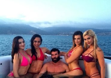 Z milovníka všech žen světa se stal ženatý muž?! Dan Bilzerian sdílel fotku ve svatebním, která všechny rozhodila