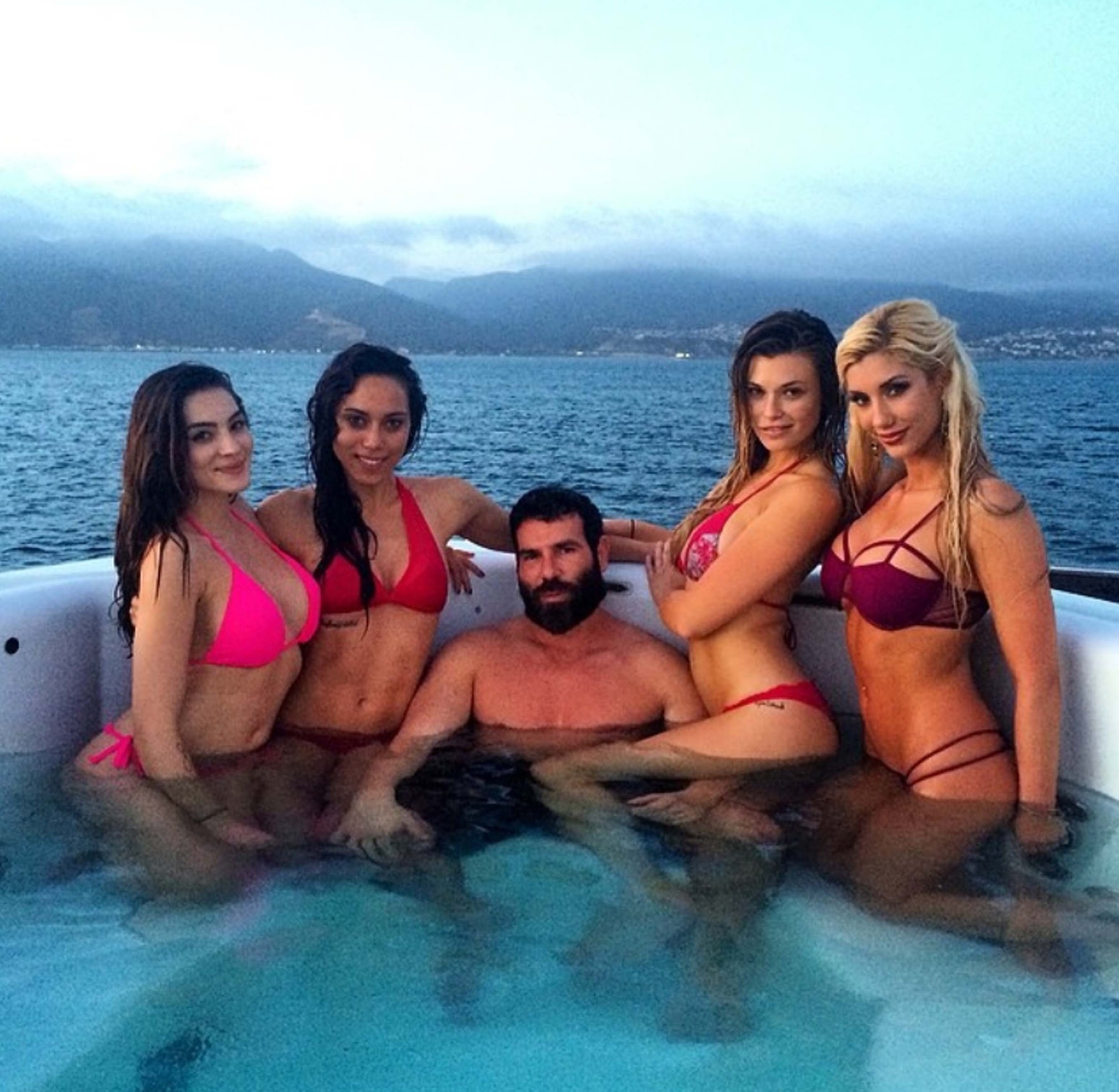 Z milovníka všech žen světa se stal ženatý muž?! Dan Bilzerian sdílel fotku ve svatebním, která všechny rozhodila