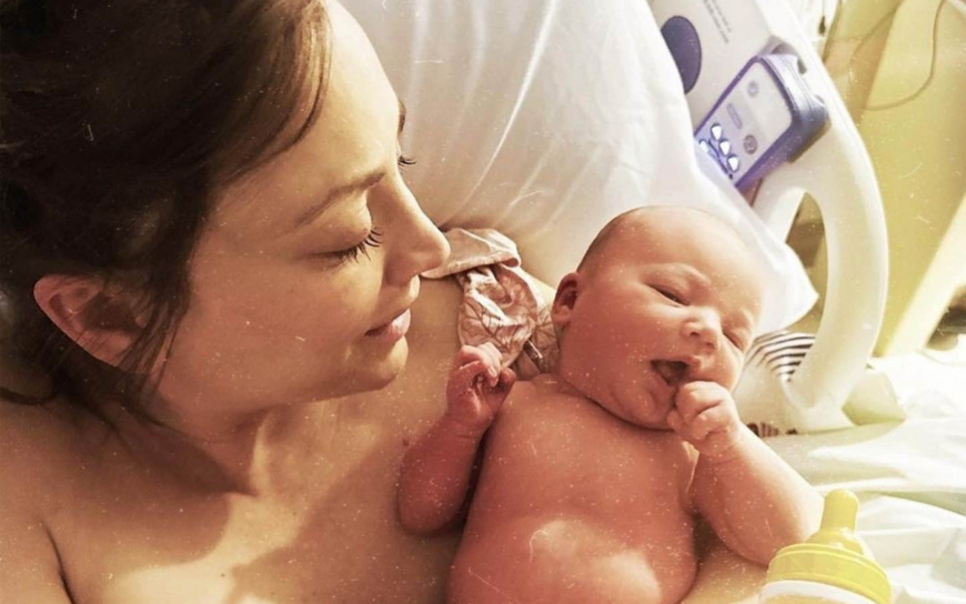 Hvězda Teorie velkého třesku Kaley Cuoco sdílela fotky miminka a rozpovídala se o svatbě: V tomhle mám jasno, vzkázala