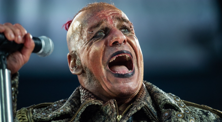Hodili mi něco do pití, pak mě chtěl zpěvák kapely Rammstein znásilnit, říká fanynka, která ukázala tělo plné modřin