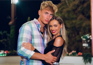 Partner Natálie Kočendové byl vyhozen z letadla kvůli alkoholu: Ostuda, vysvětlování a zákaz od společnosti