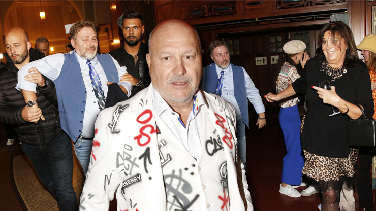 Obrovská ostuda Ondráčka z Pokondrů: V amoku napadl manželku Michala Davida, ochranka ho vyrazila