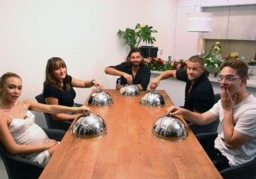 Prostřeno plné influencerů: Útoky fretek, smrad, pokousaní hosté a pomůcky pro intimní hygienu