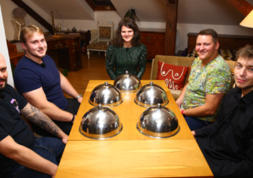 Chaotické Prostřeno!: Cvrčci v hummusu, nedostatek šneků i taktická panenka