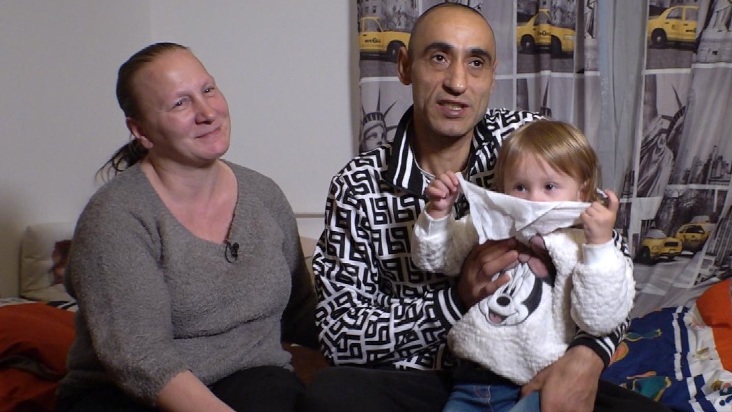 Výměna manželek plná smradu: Náhradní matka se zhrozí, když zjistí, že děti nemají ani potřeby do školy