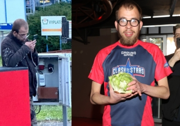 Hvězda Tik Toku skončila na úplném dně: Koleso páčí skříně na benzínce a žebrá na okraji Prahy