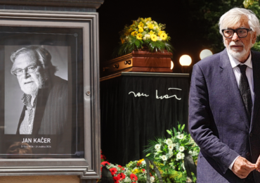 Pohřeb Jana Kačera obrazem: Dorazil zdrcený a hubený Bartoška, Schneiderová neskrývala smutek